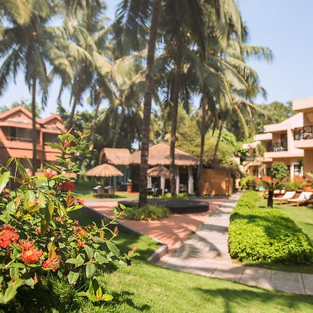 Whispering Palms Beach Resort Candolim Exterior photo