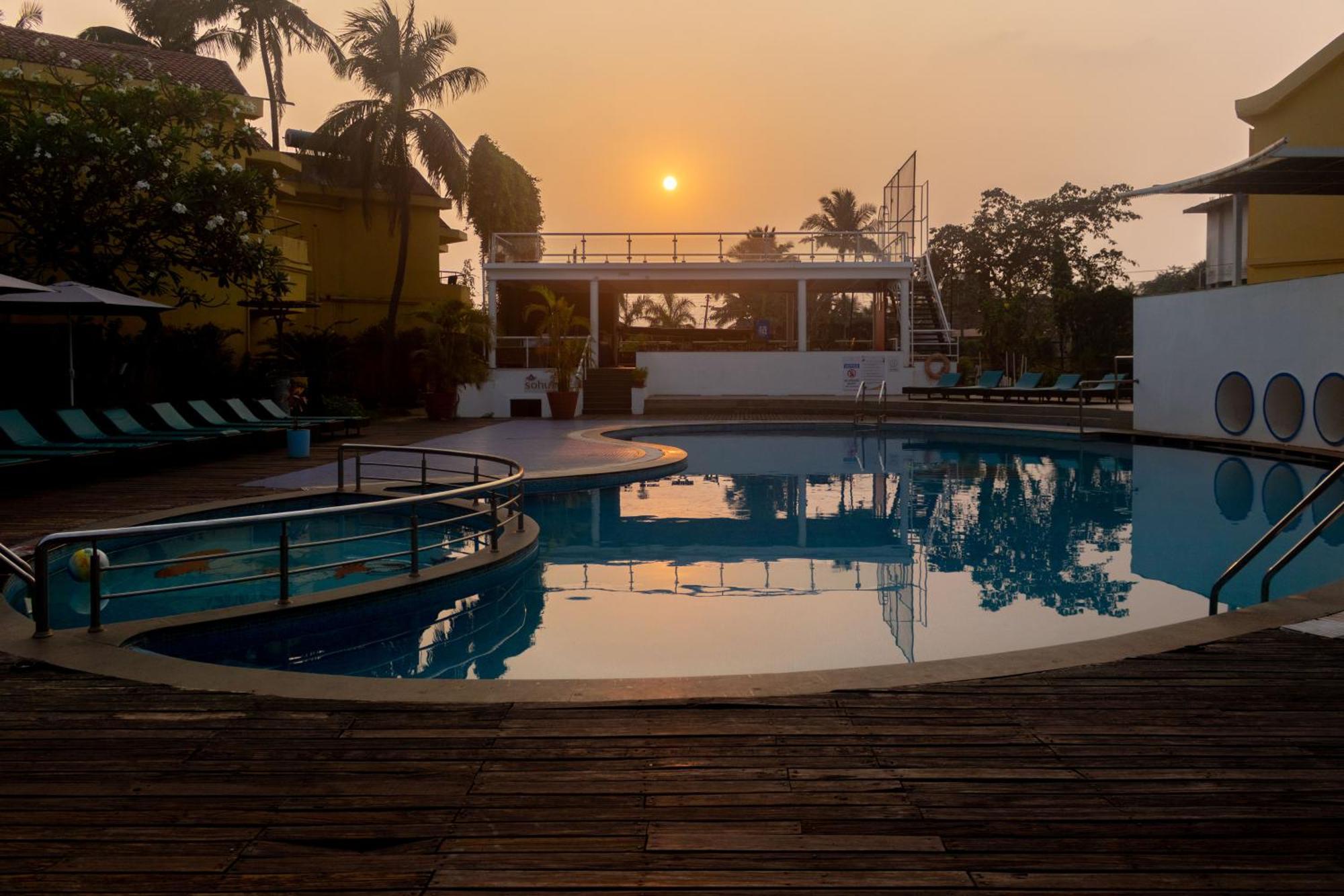 Whispering Palms Beach Resort Candolim Exterior photo