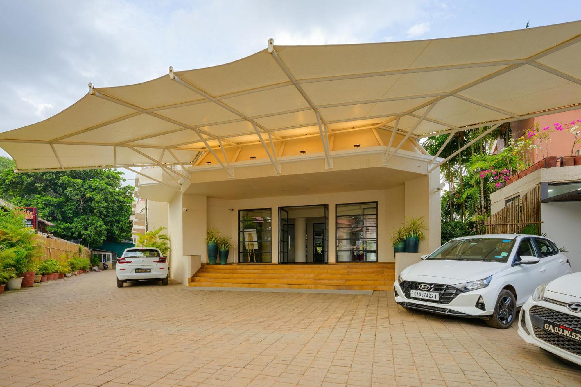 Whispering Palms Beach Resort Candolim Exterior photo