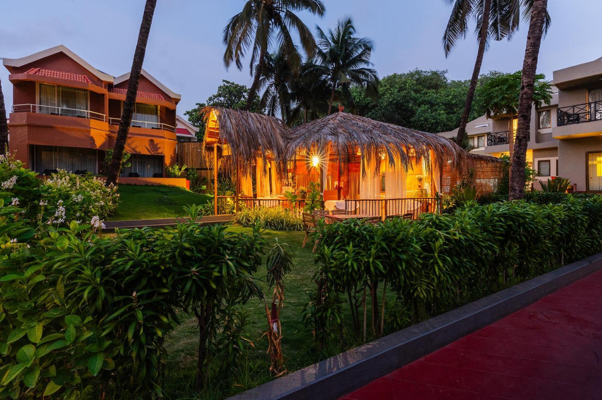 Whispering Palms Beach Resort Candolim Exterior photo