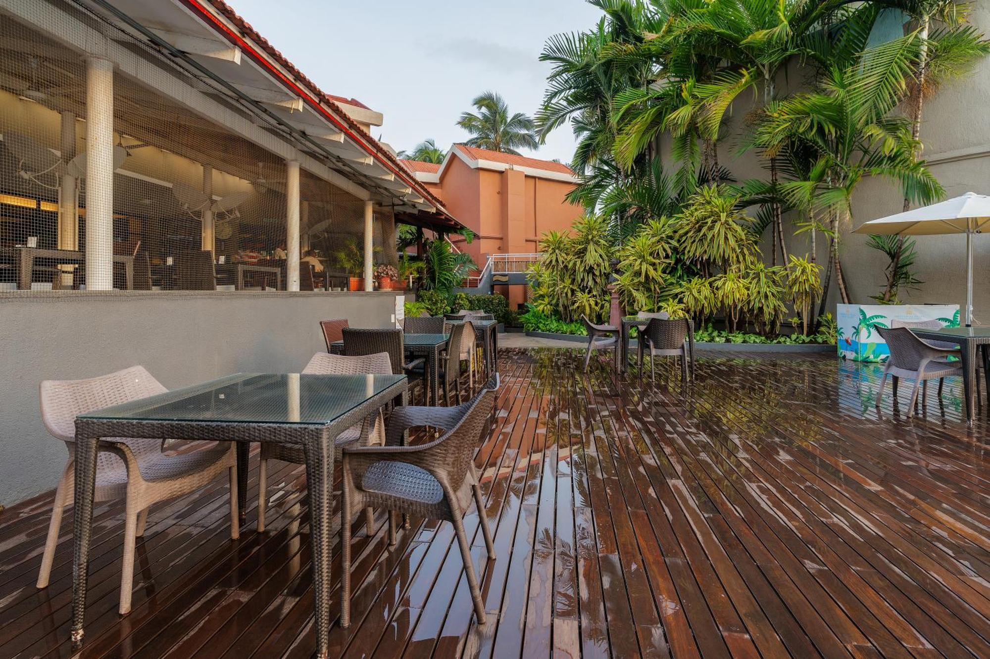 Whispering Palms Beach Resort Candolim Exterior photo