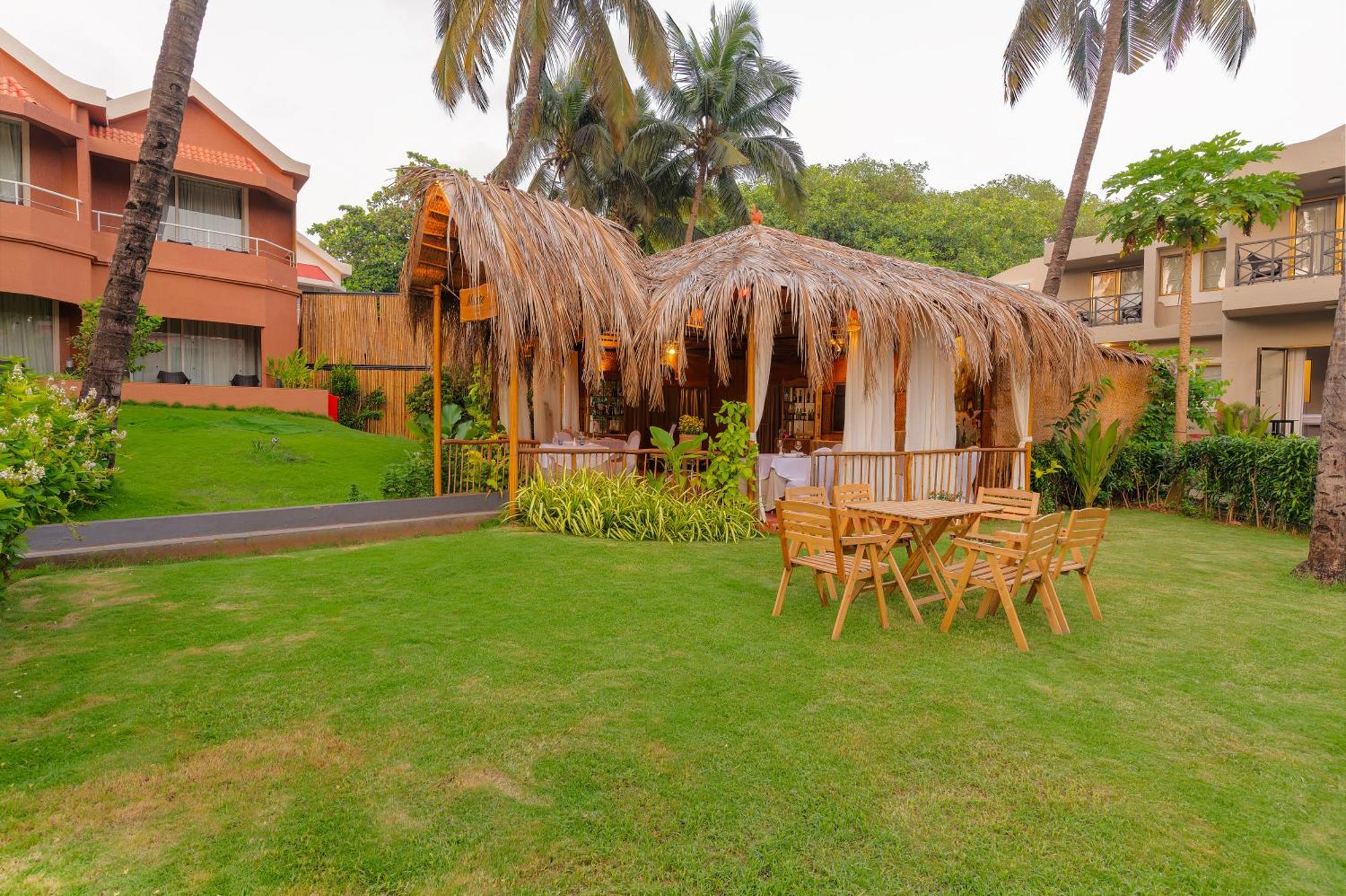 Whispering Palms Beach Resort Candolim Exterior photo