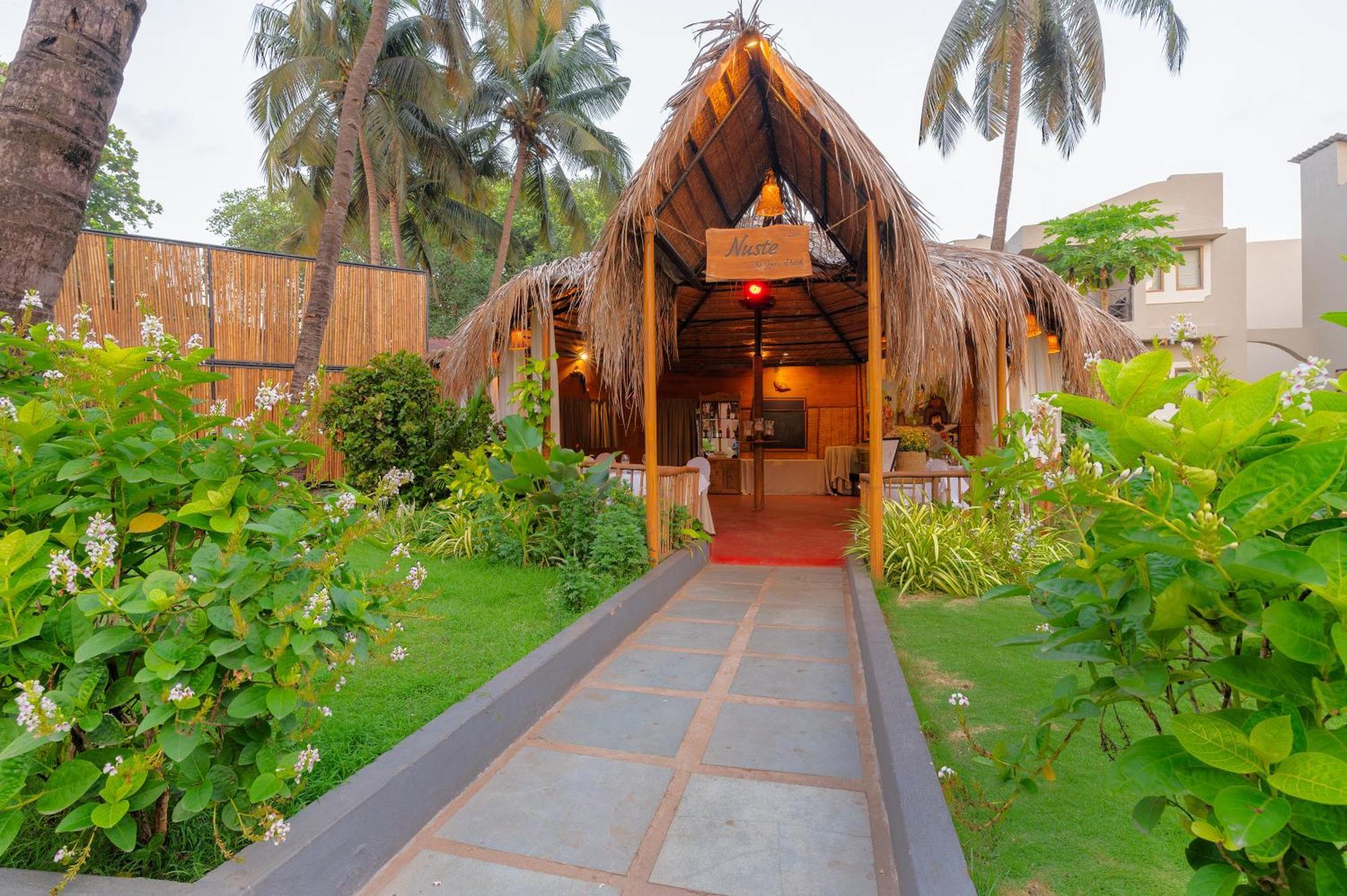 Whispering Palms Beach Resort Candolim Exterior photo